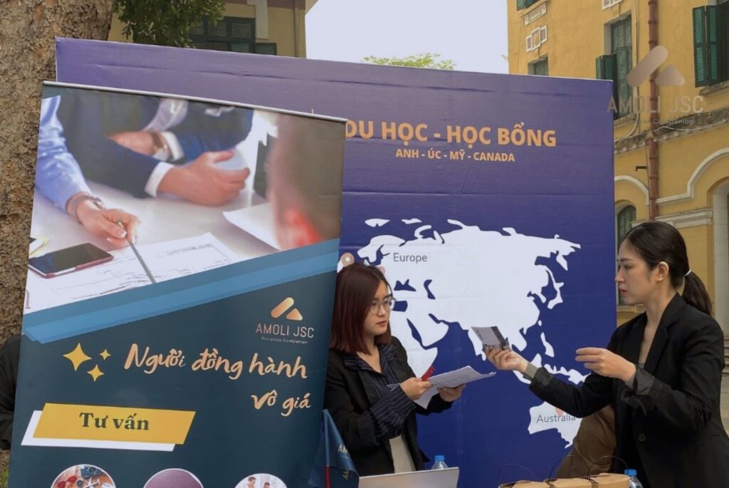 AMOLI THAM GIA “NGÀY HỘI TƯ VẤN TUYỂN SINH NĂM 2023” TẠI TRƯỜNG THPT CHU VĂN AN